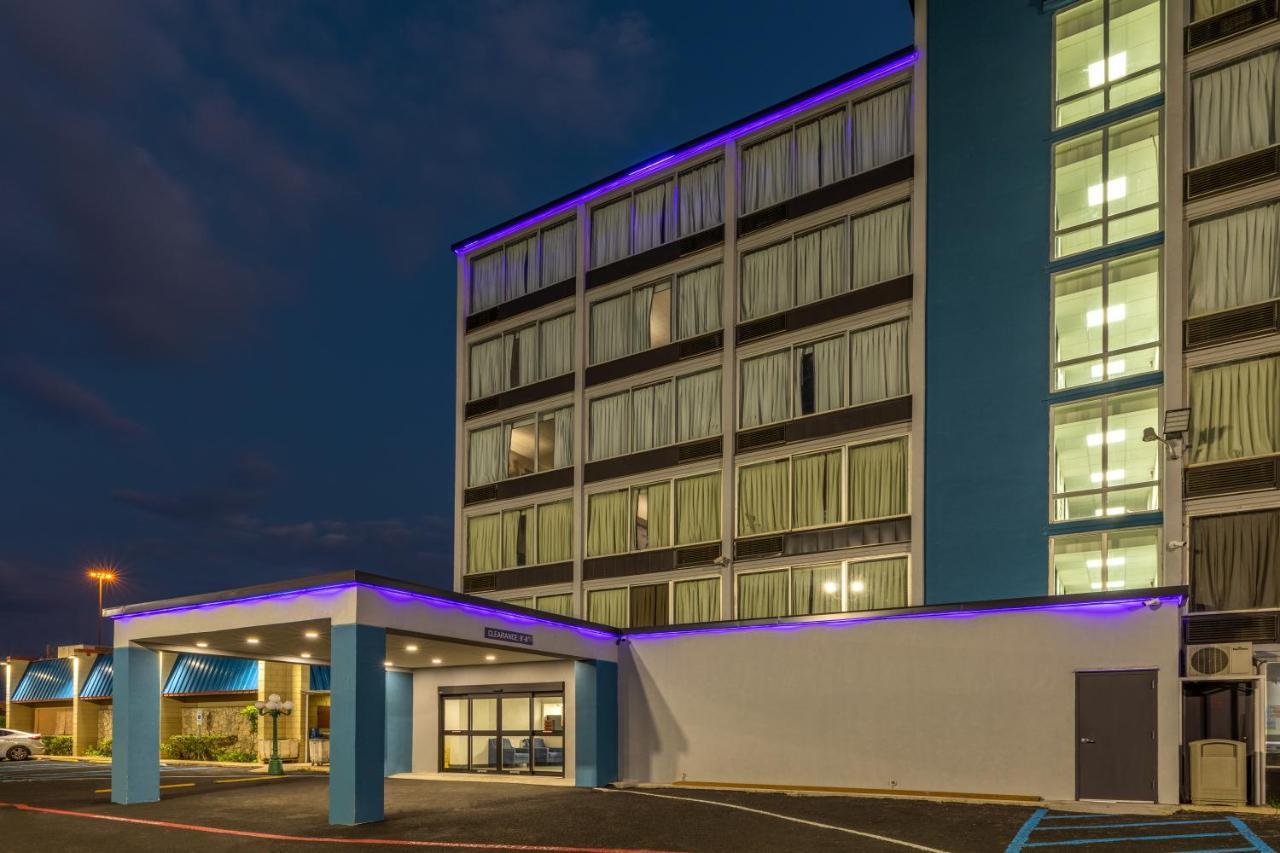Hotel Baymont By Wyndham Laredo Exterior foto