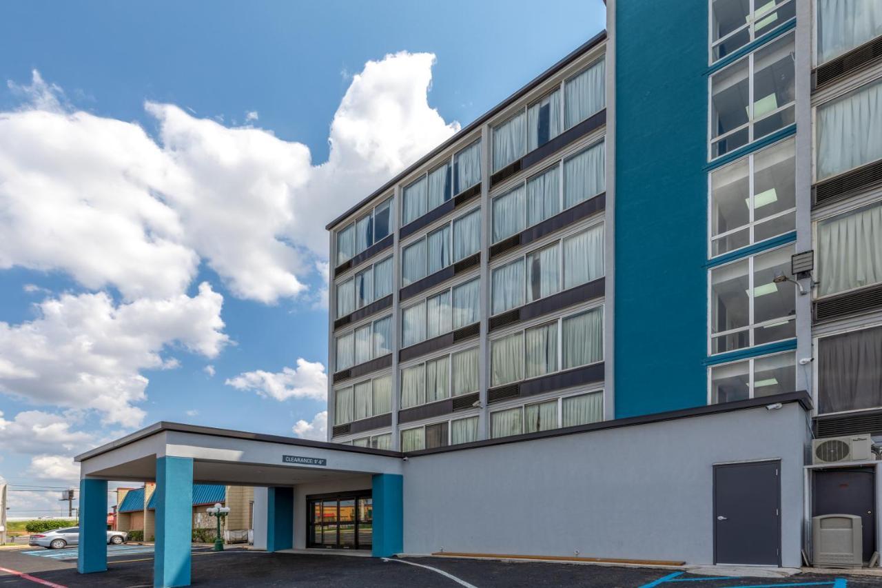 Hotel Baymont By Wyndham Laredo Exterior foto