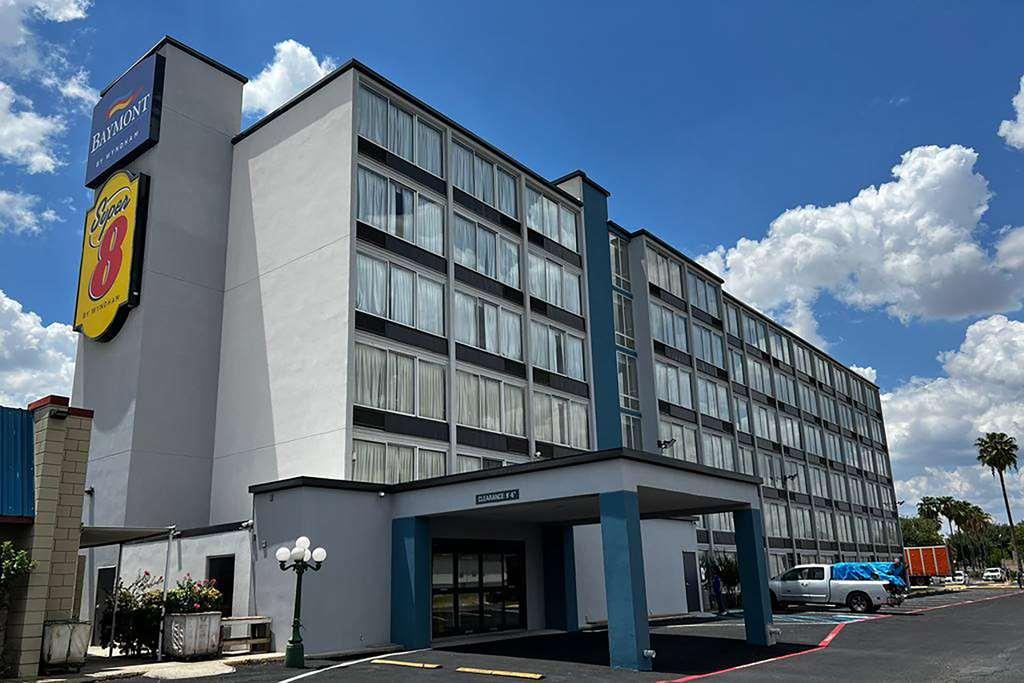 Hotel Baymont By Wyndham Laredo Exterior foto